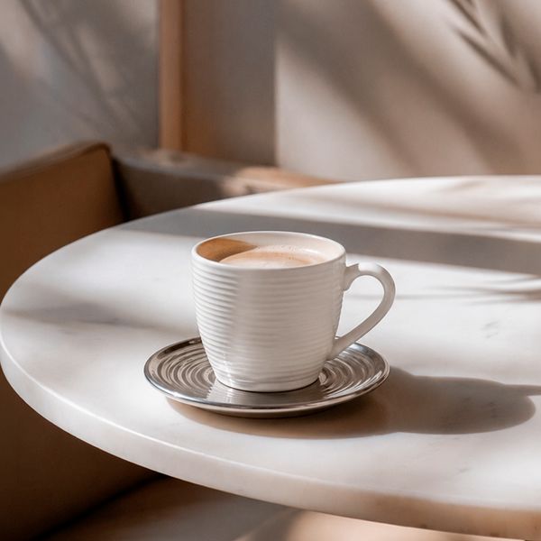 Set-6-Platos-y-Mugs-con-Soporte-Metal-Blanco-y-Plata---Ikhome
