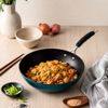 Sarten-Wok-Aluminio-Forjado-Induccion-Midnight-Blue-28cm-Bergner