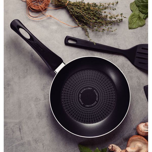 Sarten_con_Espatula_Paris_en_Aluminio_con_Antiadherente_Negro_18cm_Tramontina_125479022
