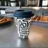 Mug_Viajero_Cerámica_con_Tapa_Silicona_Laberinto_B&W_375ml_-_Ikhome_125459972